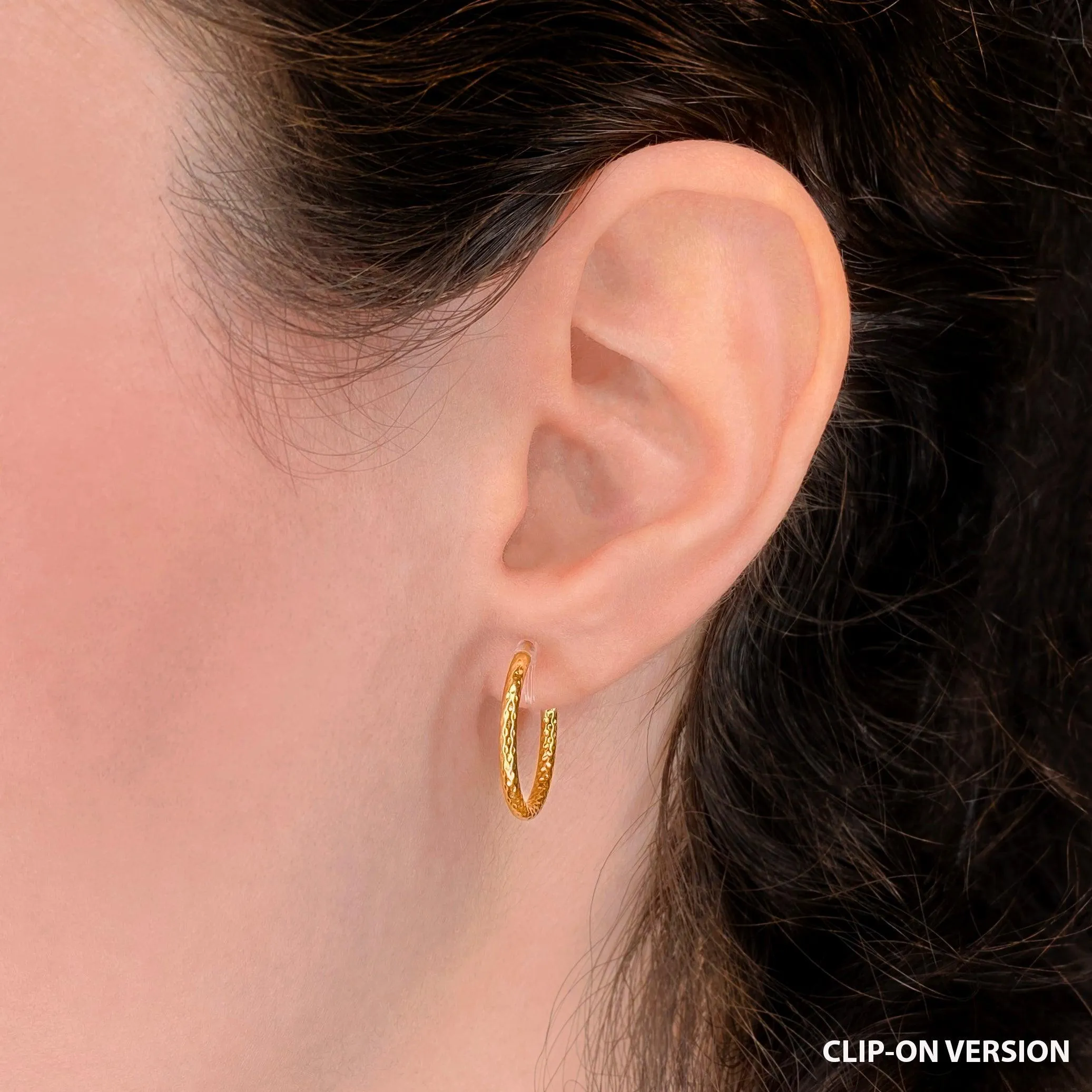 SMALL TEXTURED HOOP EARRINGS IN GOLD
